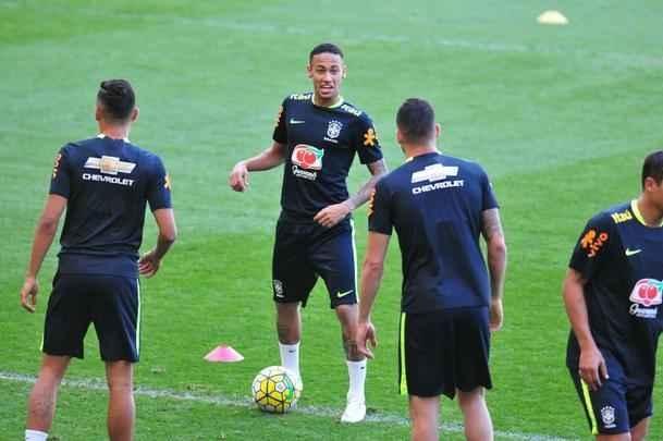 Seleo Brasileira fez, nesta tera  tarde, o seu primeiro treino no Mineiro, em Belo Horizonte, onde enfrentar a Argentina, na quinta, pelas Eliminatrias da Copa. O craque Neymar, do Barcelona, juntou-se ao grupo e trabalhou normalmente no gramado.
