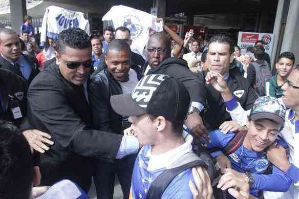 Meia Jlio Baptista chegou a Belo Horizonte na manh desta sexta-feira e foi recebido com festa pelos torcedores do Cruzeiro no Aeroporto de Confins.  