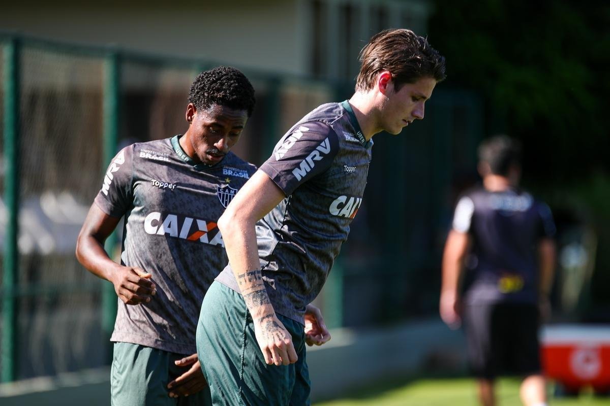 Aps se destacar pelo Paran em 2017, Iago Maidana foi anunciado como reforo do Atltico em 7 de janeiro. O zagueiro de 22 anos chegou por emprstimo do So Paulo at 31 de dezembro. No acordo entre os clubes, ficou definido que o defensor assinar vnculo vlido por cinco temporadas assim que expirar o contrato atual. Ou seja: Iago Maidana ficar no clube em 2019. A partir de 1 de janeiro, comeam os trmites para a formalizao do vnculo junto  Confederao Brasileira de Futebol (CBF).