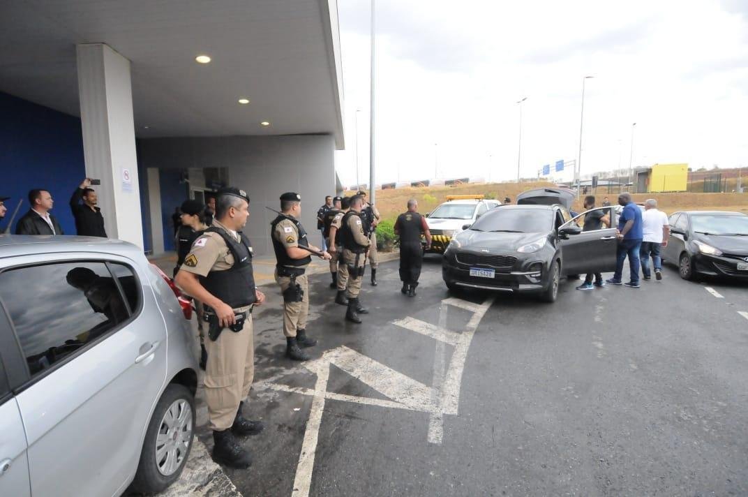 No desembarque do Cruzeiro em Confins, aps o jogo contra o Cear, tcnico Rogrio Ceni foi ovacionado por torcedores presentes no aeroporto. J o meia Thiago Neves, apontado como piv do atrito com o tcnico, foi criticado. Assim como treinador, goleiro Fbio foi ovacionado pelos cruzeirenses na chegada.