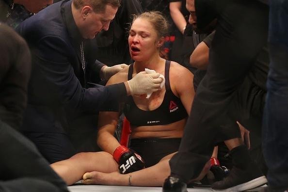 Ronda Rousey  nocauteada por Holly holm no segundo round e perde cinturo do peso galo feminino do UFC, na luta principal em Melbourne