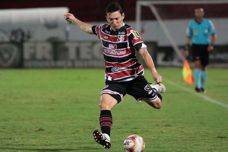 Per (lateral esquerdo) - Velho conhecido do futebol pernambucano, o ala chegou ao Santa logo aps a chegada de Martelotte e logo chegou ao time titular, mesmo sem convencer a torcida