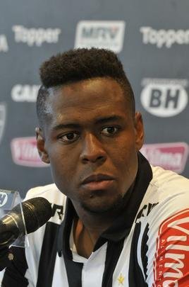 Volante/zagueiro Roger Bernardo participou de treino com bola e depois foi apresentado como novo reforo do Atltico