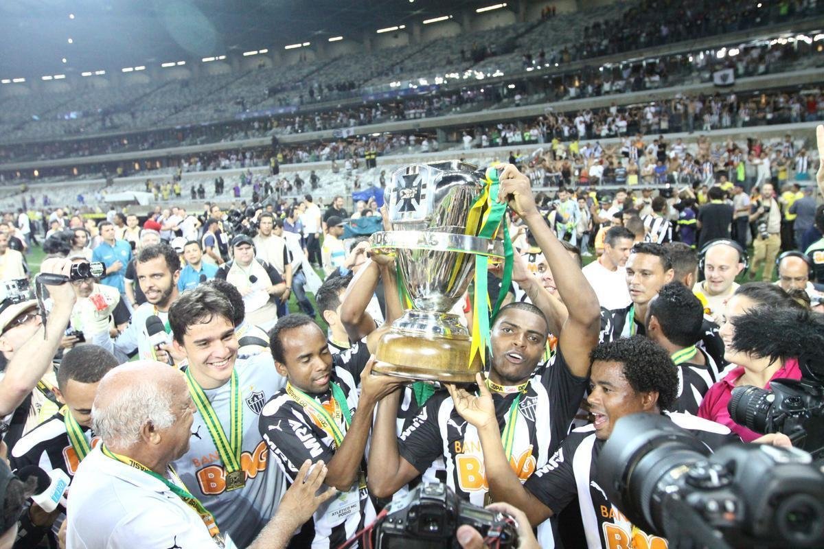 Capito Leonardo Silva ergue a taa e jogadores festejam o ttulo indito da Copa do Brasil