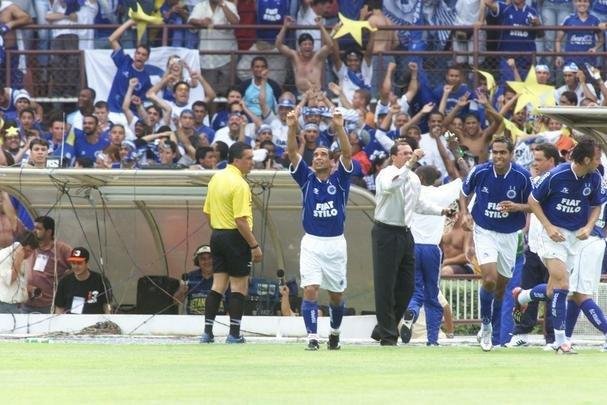 Em 30 de novembro de 2003, Cruzeiro derrotou o Paysandu por 2 a 1, no Mineiro, pela 44 rodada, e confirmou o ttulo brasileiro de forma antecipada. Zinho, no primeiro tempo, e Mota, no segundo, marcaram os gols celestes. Aldrovani descontou para o Papo. Depois do apito final, uma grande festa tomou conta do gramado e das arquibancadas. 