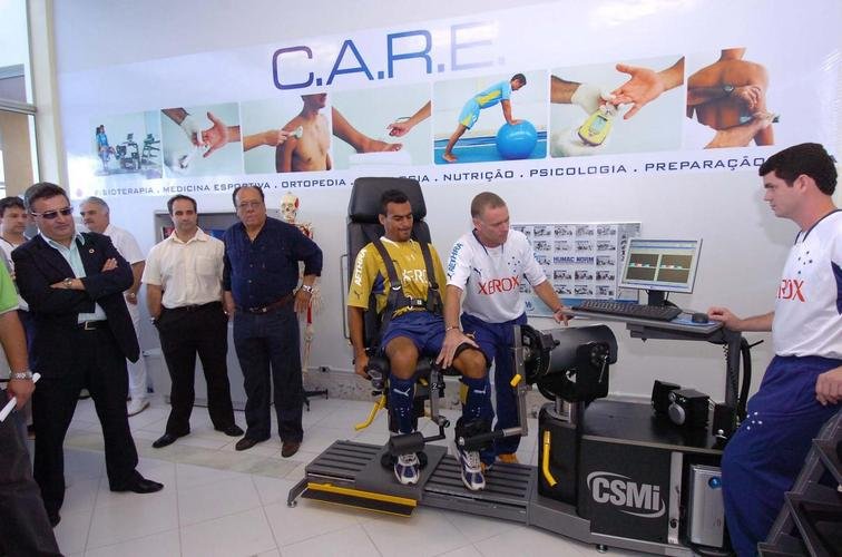 Fotos da inauguração do Centro Avançado de Reabilitação Esportiva (CARE) da Toca da Raposa II, em 2007