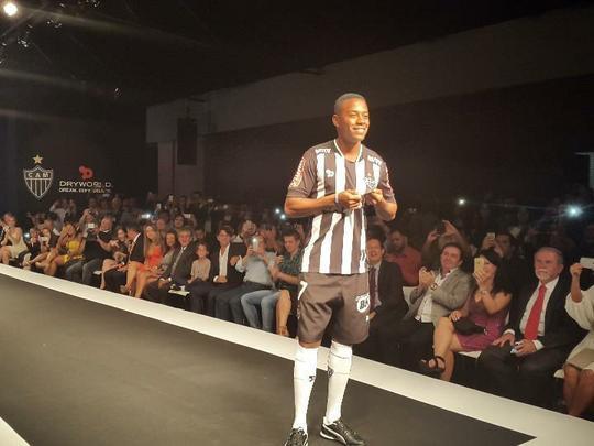 Presença de Robinho, com a camisa 7, foi o ponto alto da festa de lançamento do uniforme