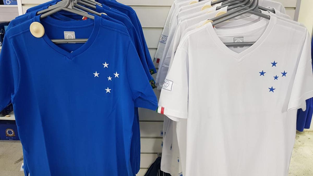 Camisas comemorativas lanadas por marca licenciada pelo Cruzeiro