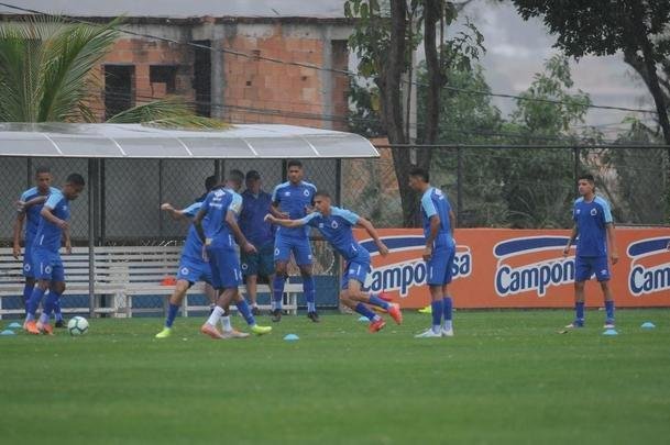 Sob forte chuva, Cruzeiro iniciou preparao para duelo com o Botafogo, marcado para as 21h30 desta quinta-feira