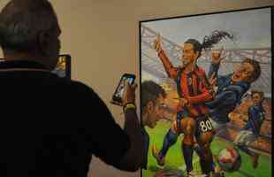 Ronaldinho Gacho lanou nesta tera-feira, no Mineiro, a exposio 'Fragmentos de um gacho', do artista Camaleo; astro ainda entrou para a Calada da Fama do estdio, em Belo Horizonte.