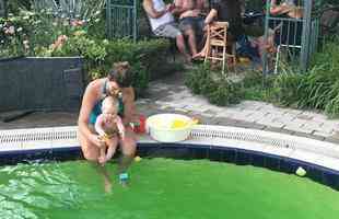 Com apenas 1 aninho, a Helena, filha do goleiro Alisson, aproveitou a piscina com a me Natalia