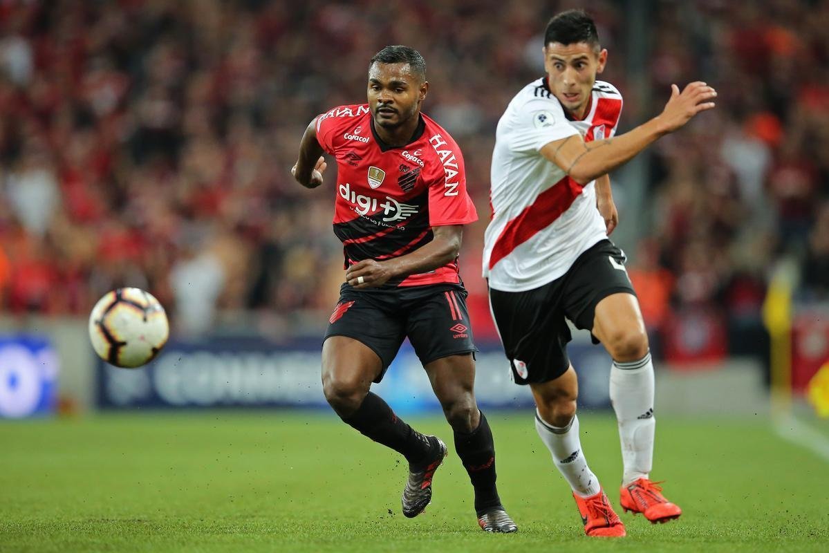 
Fabrizio Angileri (25 anos) - O lateral assumiu a vaga de Casco, suspenso. Angileri  reserva e joga pouco. Na ltima temporada, participou de 12 partidas.
