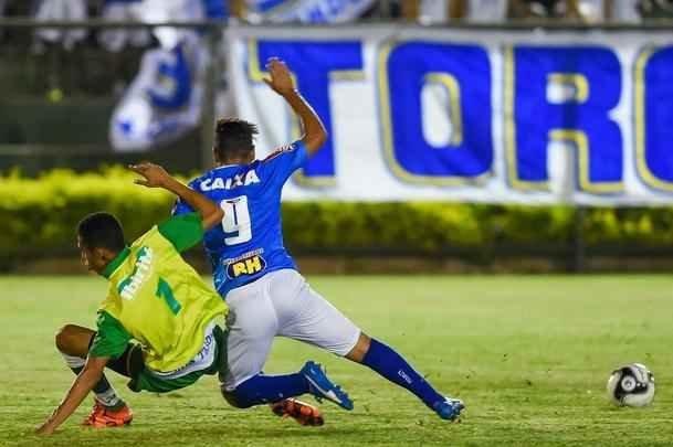 Com muitos atletas juniores, time celeste fez teste no Estádio Municipal de Ibirité