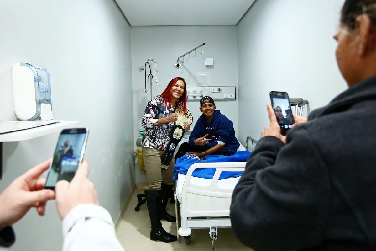 Cris Cyborg em visita a crianas no Hospital Erasto Gaertner, em Curitiba