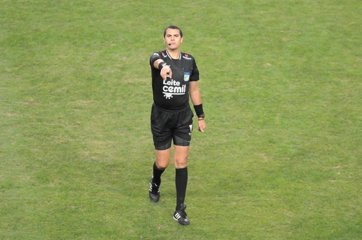 No Independncia, Tombense vence Caldense por 2 a 0 e garante vaga na final do Campeonato Mineiro 