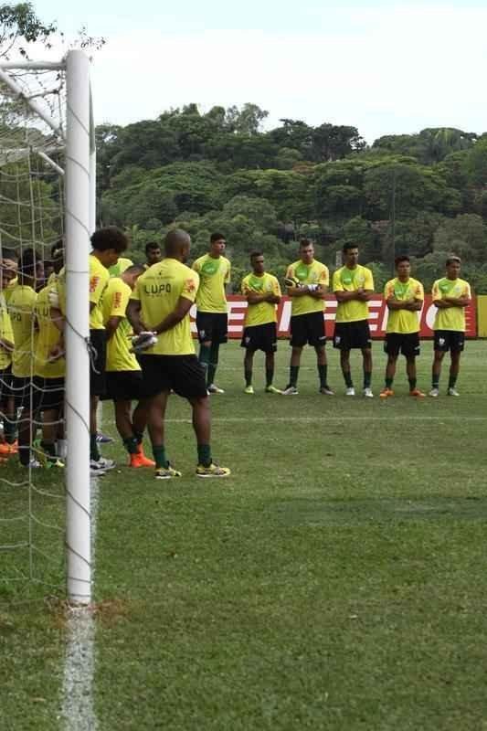 O elenco do Amrica se reapresentou para a temporada 2015 na tarde desta segunda-feira, no CT Lanna Drumond. Depois de reunio com integrantes do conselho de administrao, os jogadores foram para um campo secundrio, onde realizaram o primeiro trabalho com bola. O gramado principal passa por reformas.