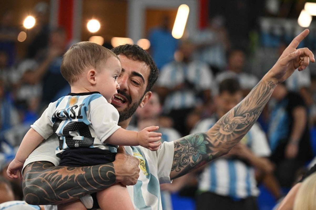Fotos das torcidas de Argentina e Polnia durante jogo entre as duas selees pelo Grupo C da Copa do Mundo, no Estdio 974, em Doha, no Catar
