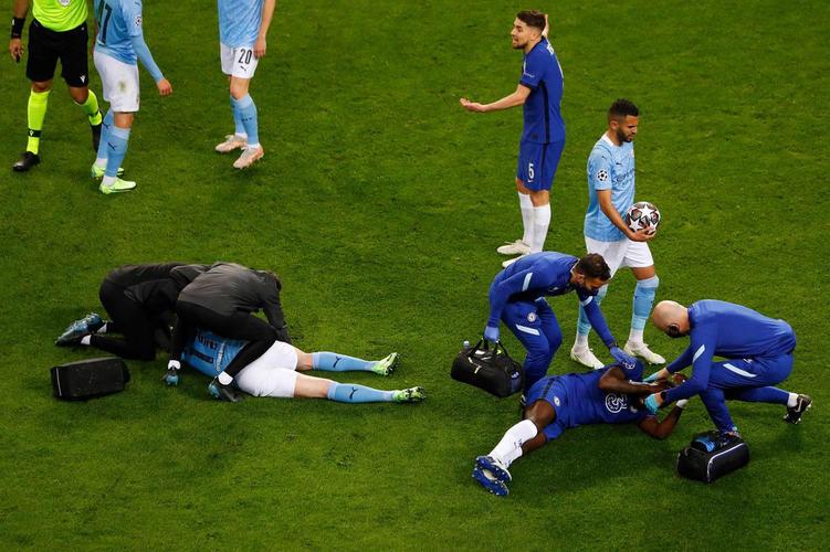 Imagens da grande decisão entre Manchester City e Chelsea no Estádio do Dragão