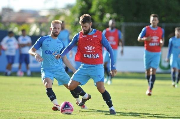 Cruzeiro se reapresentou aps estreia na Copa Libertadores e iniciou sua preparao para o clssico de domingo, s 11h, no Independncia, contra o Atltico, pela nona rodada do Mineiro. As novidades foram as presenas do atacante Sass e do zagueiro Cac, da base. Fred foi vetado devido a um estiramento na panturrilha direita. 