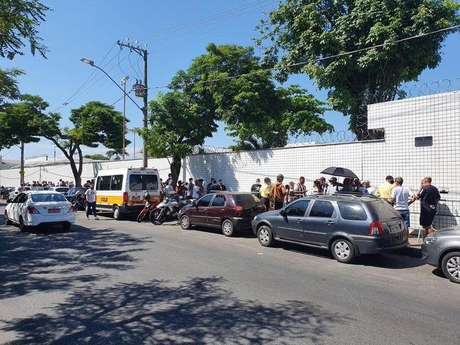 Fila no clube Labareda para comprar ingressos