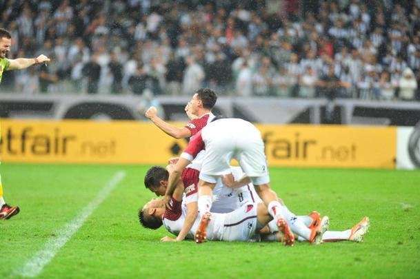 Atltico perdeu por 4 a 3 para o Coln nos pnaltis e foi eliminado da Copa Sul-Americana. Goleiro argentino Burin defendeu penalidades de Rver e Cazares