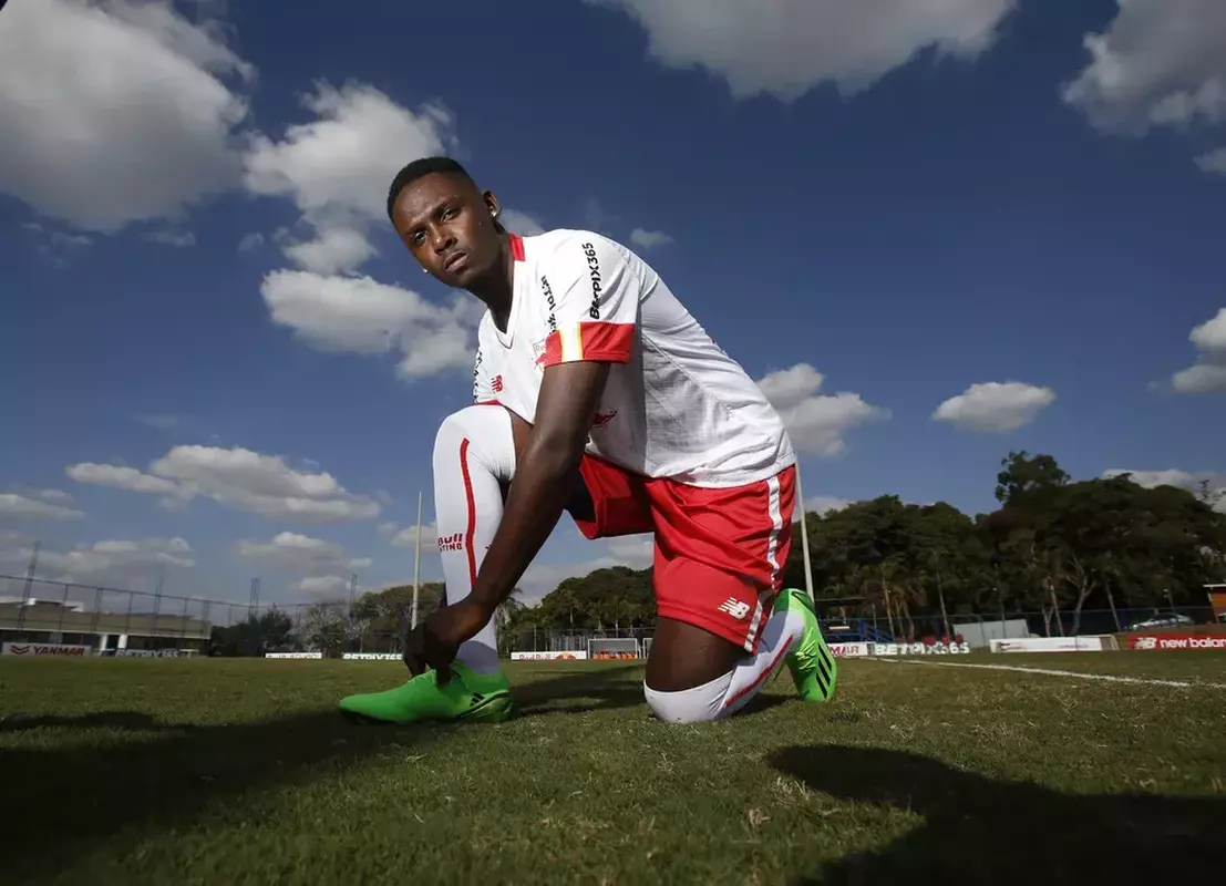 Bragantino contratou o atacante Kaw