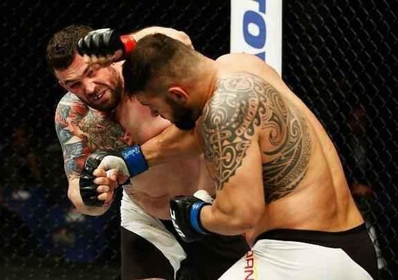 Daniel Omielanczuk (luva vermelha) venceu Jarjis Danho por decisão técnica majoritária