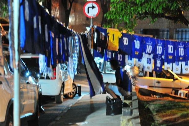 Torcedores do Cruzeiro acompanham final da Copa do Brasil no Mercado Distrital do Cruzeiro, em Belo Horizonte