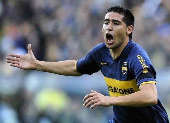 Riquelme (24/06/1978) - um dos mais talentosos camisas 10 da histria do futebol argentino, Riquelme comandou as aes no meio-campo do Boca Juniors no confronto com o Cruzeiro e marcou um gol na vitria por 2 a 1, na Bombonera. No Mineiro, coube a ele ser o responsvel por ditar o ritmo da partida, com viradas de jogo, lanamentos e passes precisos. Em 2015, pendurou as chuteiras pelo Argentinos Juniors, exatamente onde comeou a trajetria nas categorias de base. Com a camisa do Boca, o ex-armador esteve em 388 jogos, marcou 89 gols e conquistou 11 ttulos, entre os quais trs edies da Copa Libertadores (2000, 2001 e 2007) e uma do Mundial (2000). Prova da admirao dos brasileiros por Riquelme  a existncia de mais de 14 mil crianas e adolescentes batizadas com o sobrenome do meio-campista no pas, conforme o Censo Demogrfico do IBGE de 2010.