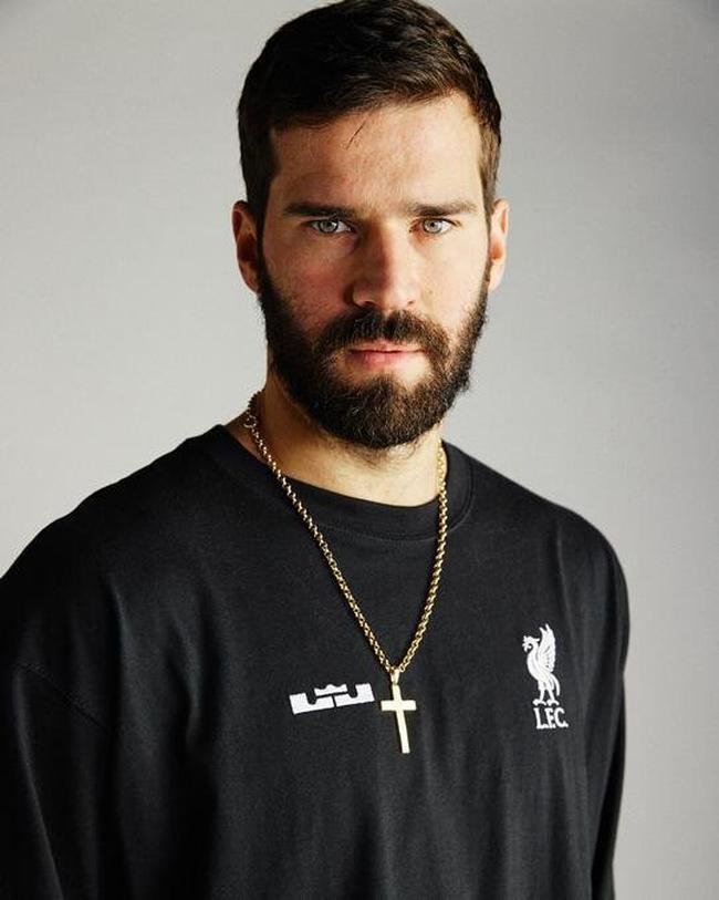 Para os Reds, a colaborao 'encarna uma conexo de longa data entre dois cones esportivos globais, celebrando nossos valores compartilhados e histrias ilustres'  