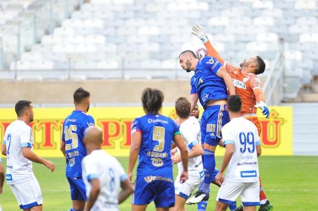 Com gols de Marcos Serrato e Renato (2), o Ava venceu o Cruzeiro por 3 a 0, neste sbado, no Mineiro, pela 12 rodada da Srie B
