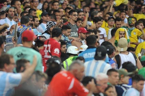 Fotos das torcidas de Brasil e Argentina, no Mineiro, no clssico vlido pela semifinal da Copa Amrica