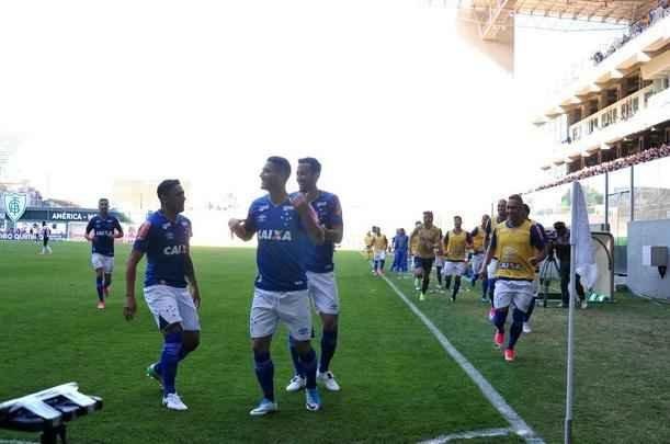Thiago Neves colocou o Cruzeiro em vantagem no clssico: 1 a 0