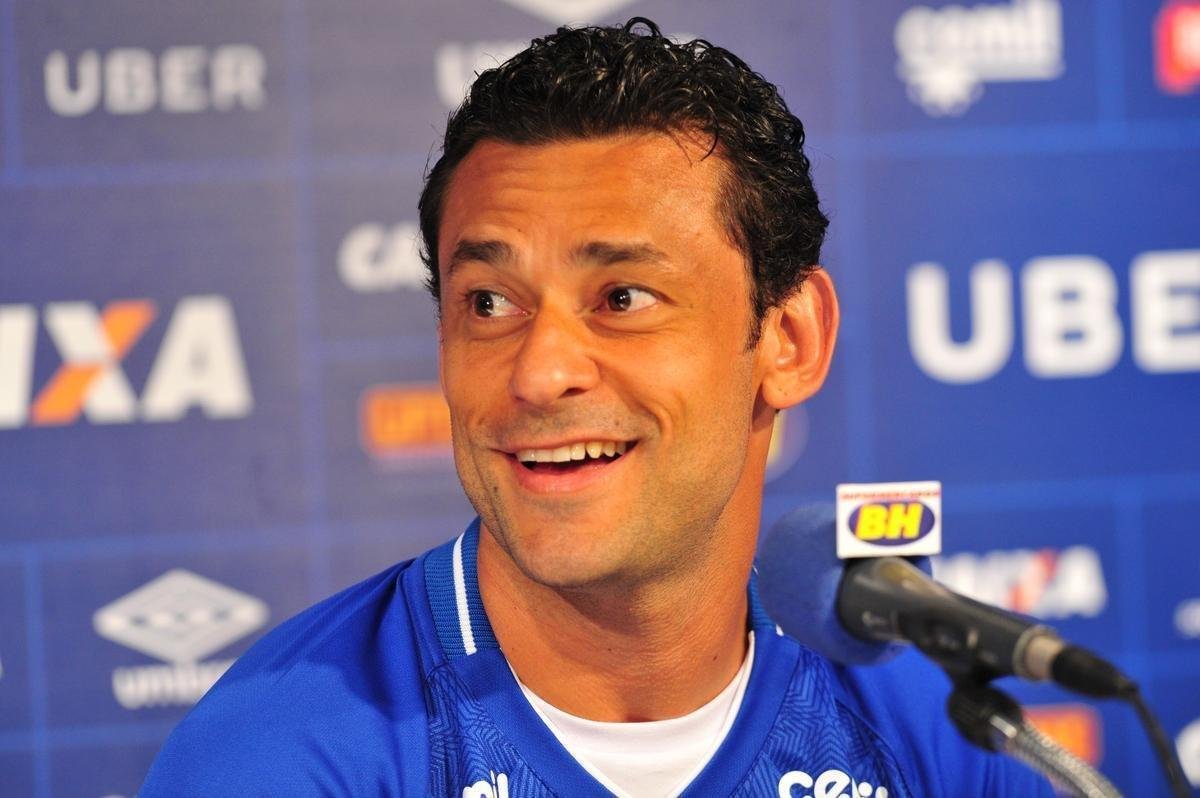 Fred foi apresentado no Cruzeiro pelo presidente Wagner Pires de S e pelo vice Itair Machado