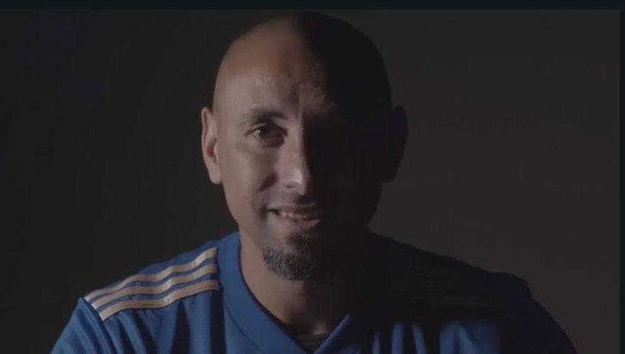 Ídolos exibiram detalhes da nova camisa do Cruzeiro, em homenagem ao centenário celeste. Na foto, o ex-goleiro Gomes, campeão da Tríplice Coroa, em 2003