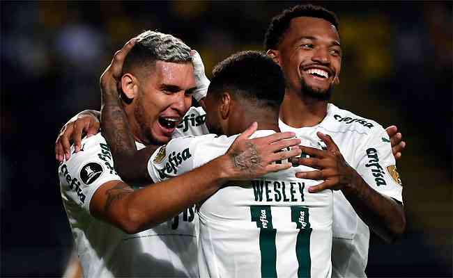Rafael Navarro (esq) desencantou e marcou logo dois na goleada do Palmeiras na estreia