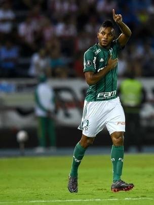 Camisa utilizada pelo Palmeiras contra o Alianza Lima, do Peru, tem patch da Libertadores no ombro direito, conforme regulamento
