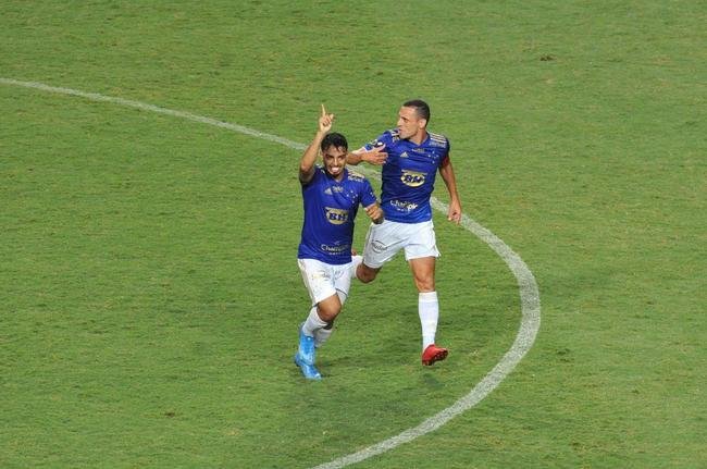 Depois de muito insistir, Cruzeiro abriu o placar com latera-esquerdo Matheus, em cobrana de falta: 1 a 0