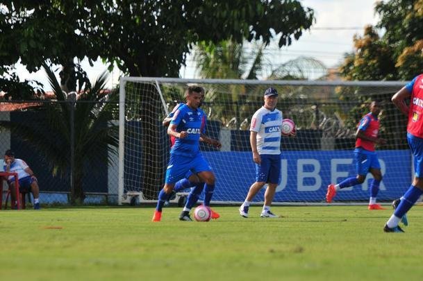 Sem Thiago Neves, que est com desgaste na panturrilha, Mano Menezes escalou o time titular do Cruzeiro no coletivo com Fbio; Lucas Romero, Leo, Murilo e Egdio; Henrique e Ariel Cabral; Robinho, Arrascaeta e Rafinha; Fred. Os reservas atuaram com Rafael; Arthur, Digo, Manoel e Marcelo Hermes; Lucas Silva, Nonoca e Bruno Silva; Rafael Marques, Rafael Sobis e Judivan