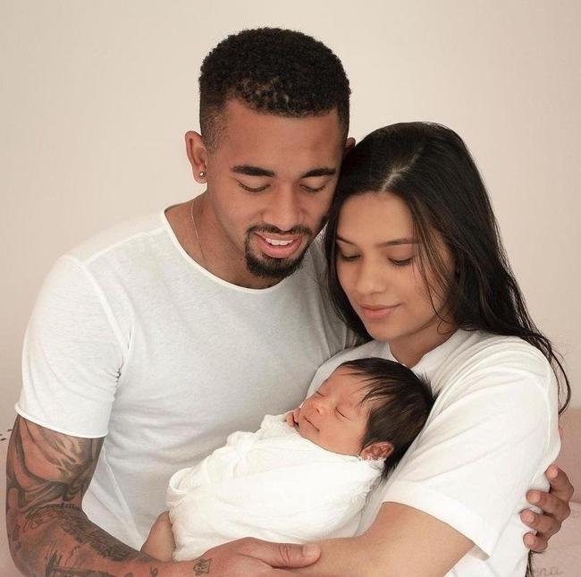 Gabriel Jesus, do Arsenal, com a esposa e o filho