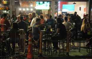Torcedores do Cruzeiro acompanham jogo com o Confiana pela TV em bares de Belo Horizonte