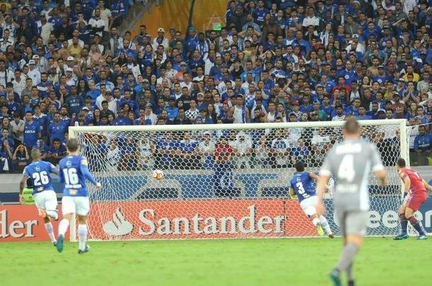 Centurin marcou o gol do Racing ainda no primeiro tempo: 2 a 1