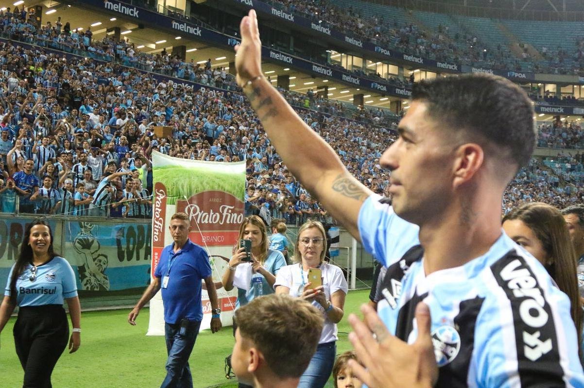 Luis Surez foi apresentado na Arena Grmio nesta quarta-feira (4/1)