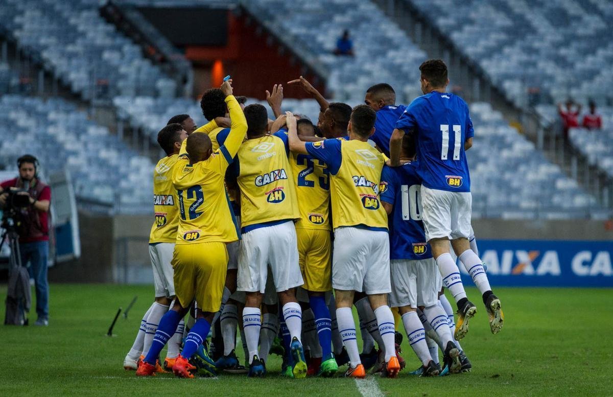 Pelo Brasileiro Sub-20, Cruzeiro derrotou Vitria por 1 a 0, no Mineiro, com gol de Ronaldo