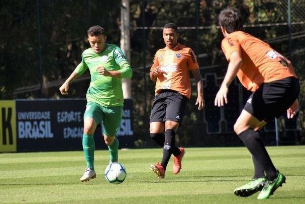 Em jogo-treino realizado na manh deste sbado, na Cidade do Galo, o Amrica venceu o Atltico, por 3 a 1. Os gols do triunfo americano foram marcados por Jonatas Belusso, duas vezes, e Rafael Bilu. O zagueiro Rver descontou para a equipe alvinegra.