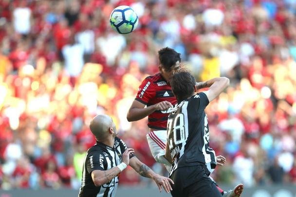 Paquet, de cabea, recolocou o Flamengo em vantagem aos 8 do segundo tempo: 2 a 1