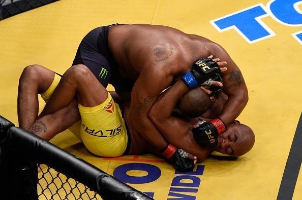 Fotos da derrota de Anderson Silva para Daniel Cormier no UFC 200