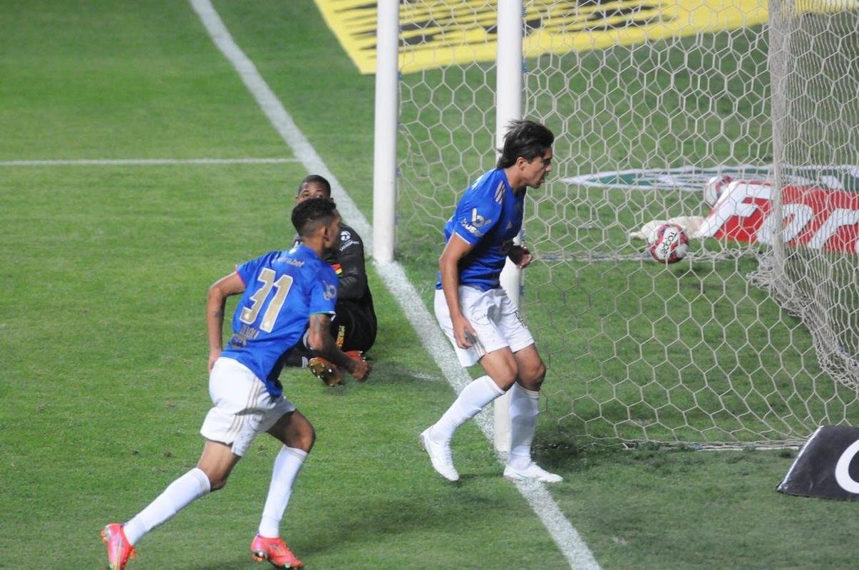 Fotos do duelo entre Cruzeiro e Sampaio Corra, no Independncia, em Belo Horizonte, pela 18 rodada da Srie B do Campeonato Brasileiro