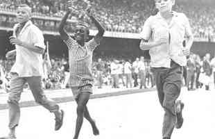 Pelé foi coroado no Mineirão pelo gol mil, mas acabou expulso em derrota para o Atlético