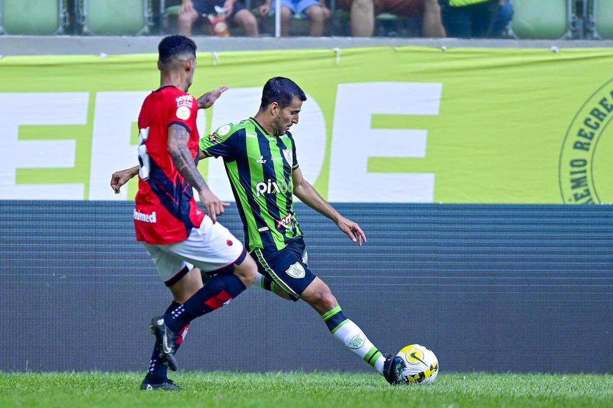 As fotos do duelo decisivo entre Amrica e Atltico, neste domingo (13/11), no Independncia, em Belo Horizonte. Partida foi vlida pela 38 rodada da Srie A do Campeonato Brasileiro.
